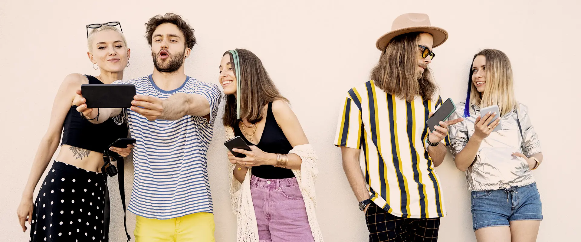 Mujeres y hombres haciéndose fotos