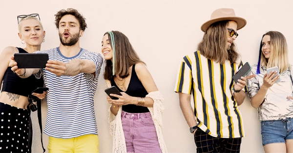 Mujeres y hombres haciéndose fotos